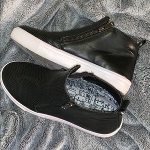 Steve Madden size 7 high top black zip ups